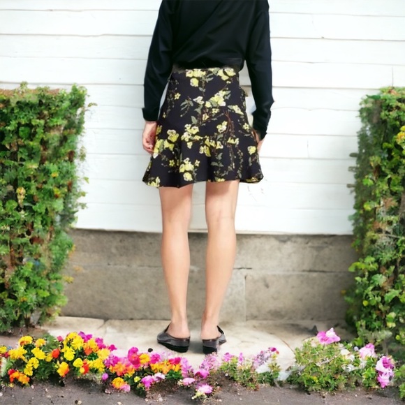 WWW Paneled Ruffle Mini Skirt Yellow Floral Print over Black Sz 10 NWOT!! - Picture 3 of 8